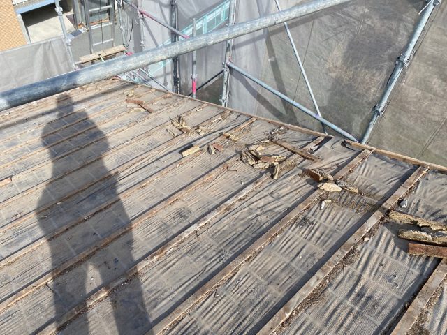 明石市の葺き替え工事に伴う瓦の撤去